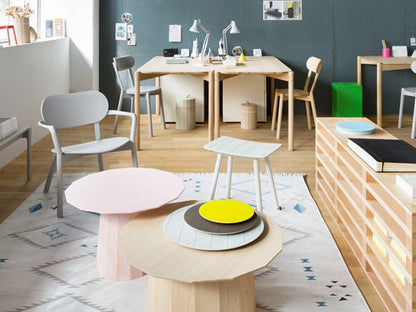Fauteuil bas Castor blanc dans un bureau paysager, tapis à motifs et tables basses | Antifer