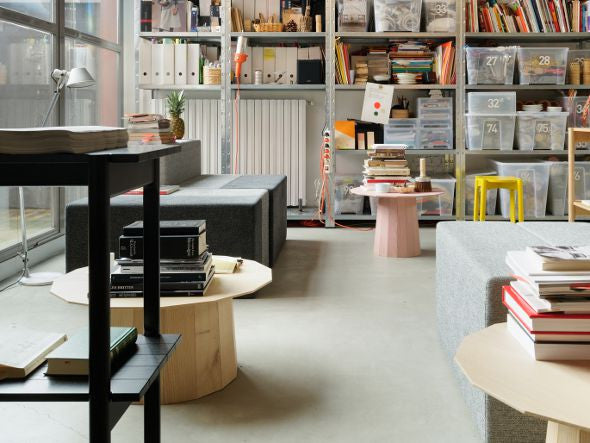 Tabouret Castor Plus rose dans un bureau à étagères, avec tables basses rondes | Antifer