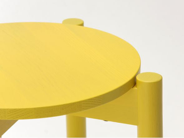 Tabouret Castor Plus — détail de l'assise ronde jaune et des tenons apparents | Antifer