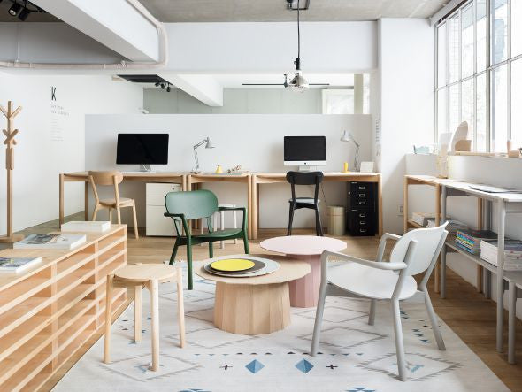 Tabourets Castor Plus dans un bureau paysager, avec fauteuils et tables basses rondes | Antifer
