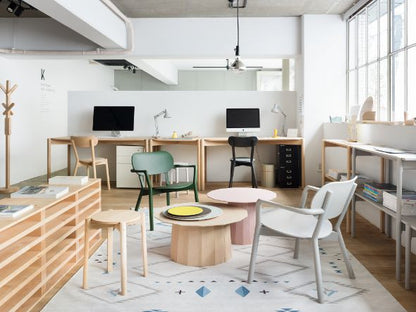 Tabourets Castor Plus dans un bureau paysager, avec fauteuils et tables basses rondes | Antifer