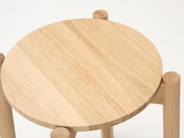 Tabouret Castor Plus — assise en chêne vue de dessus, tenons des trois pieds apparents | Antifer