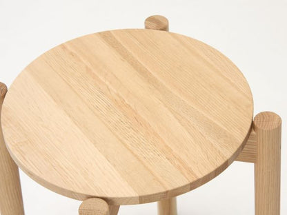 Tabouret Castor Plus — assise en chêne vue de dessus, tenons des trois pieds apparents | Antifer
