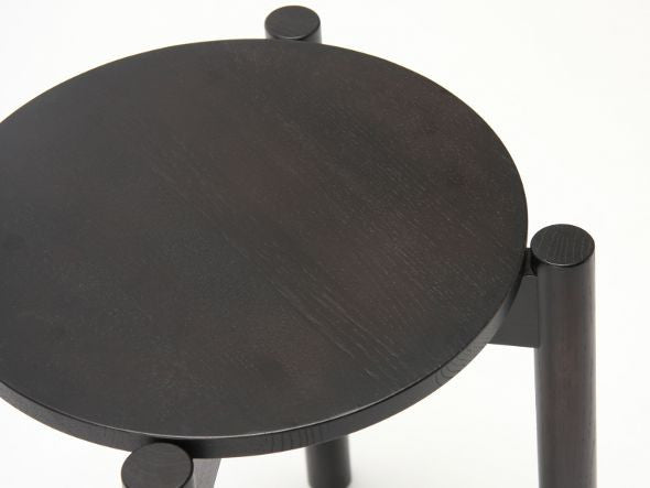 Tabouret Castor Plus — assise noire vue de dessus, tenons des trois pieds apparents | Antifer