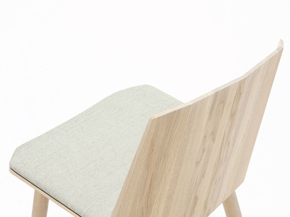 Chaise Colour Wood — détail en plongée de la galette blanche et du dossier vu de l'arrière | Antifer