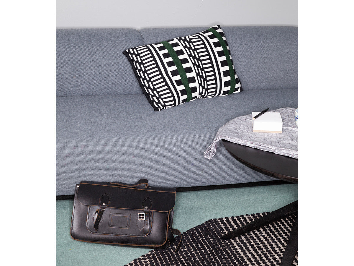 Banquette Elephant — détail de l'assise grise, coussin à motifs et plateau posé | Antifer