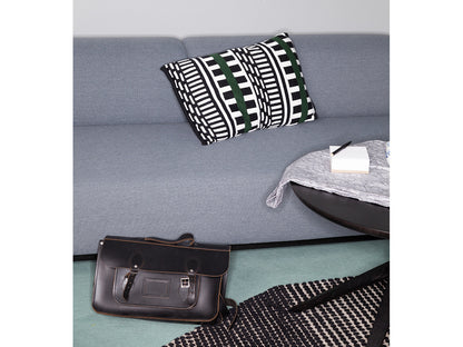 Banquette Elephant — détail de l'assise grise, coussin à motifs et plateau posé | Antifer