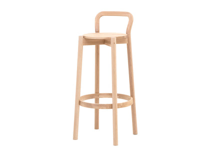 Tabouret de bar Castor à dossier en chêne massif, BIG-GAME pour Karimoku New Standard — vue studio n°1 | Antifer