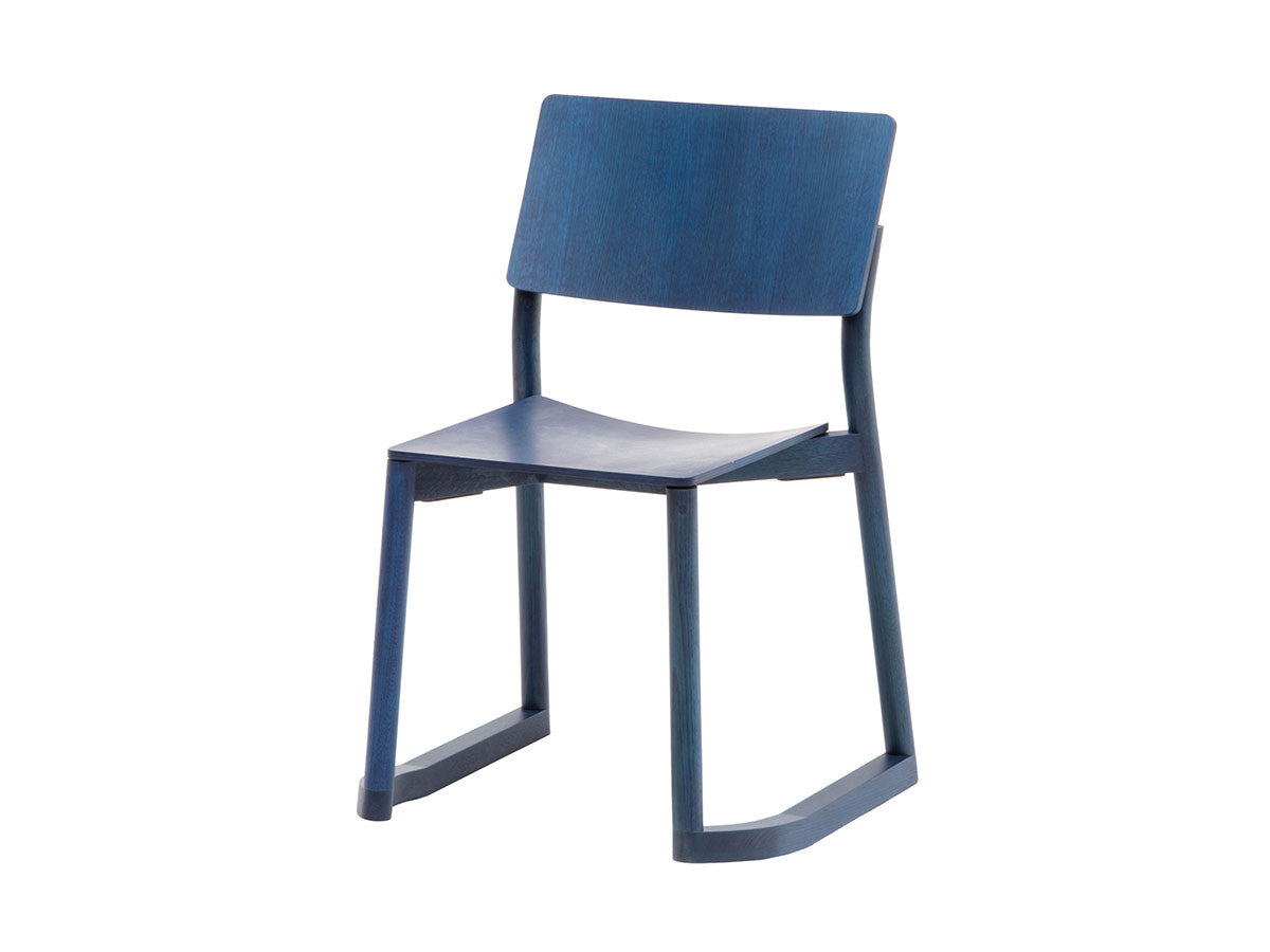 Chaise Panorama à patins finition Indigo Blue, Geckeler Michels pour Karimoku New Standard — vue studio n°34 | Antifer