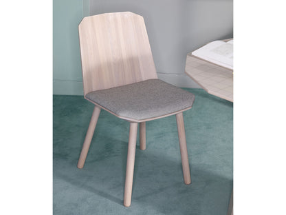 Chaise Colour Wood à galette grise dans une chambre au sol vert d'eau — Karimoku New Standard | Antifer