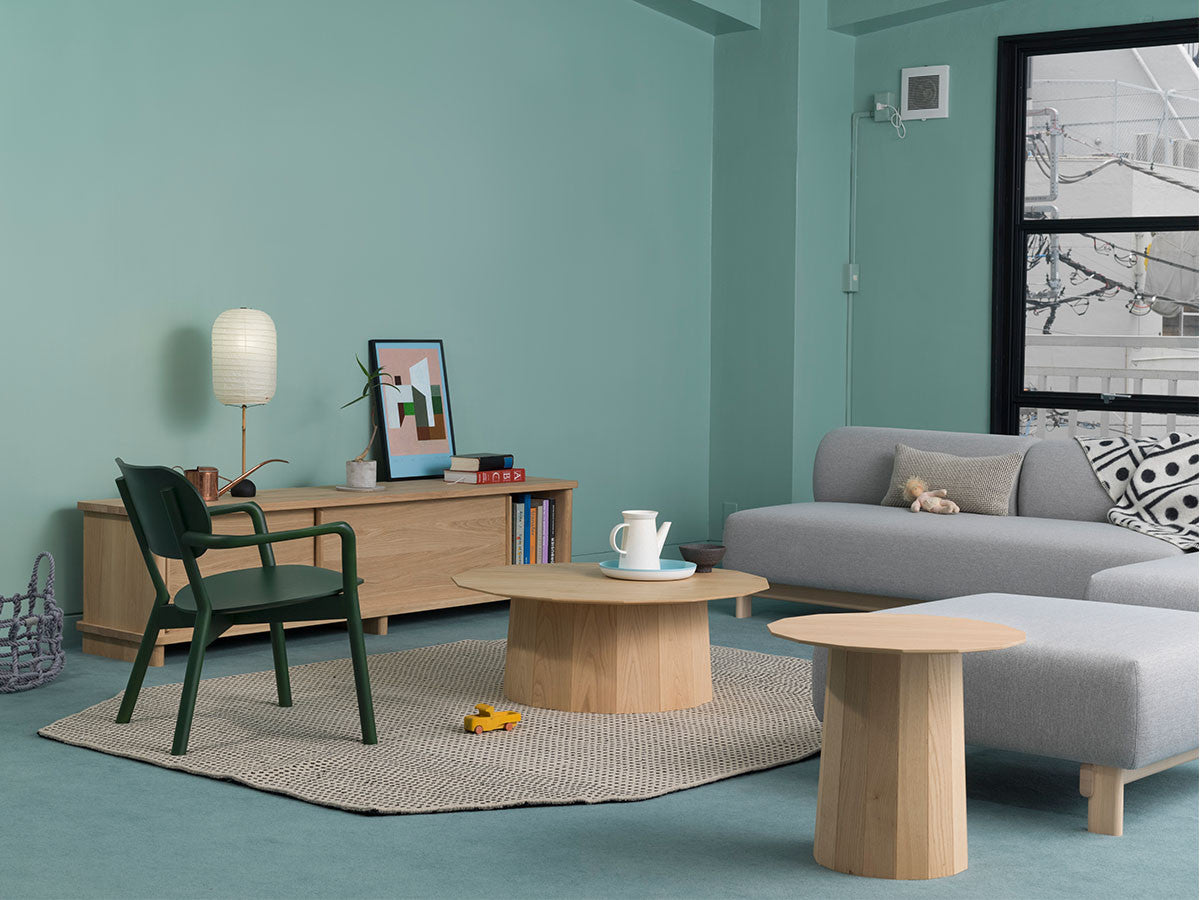 Fauteuil bas Castor vert dans un salon vert d'eau, avec buffet et table basse ronde | Antifer