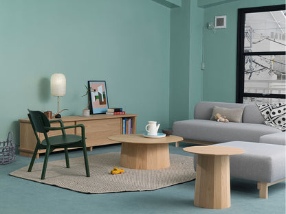 Fauteuil bas Castor vert dans un salon vert d'eau, avec buffet et table basse ronde | Antifer