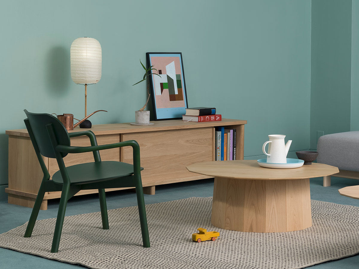 Fauteuil bas Castor vert au premier plan d'un salon vert d'eau, cadrage rapproché | Antifer
