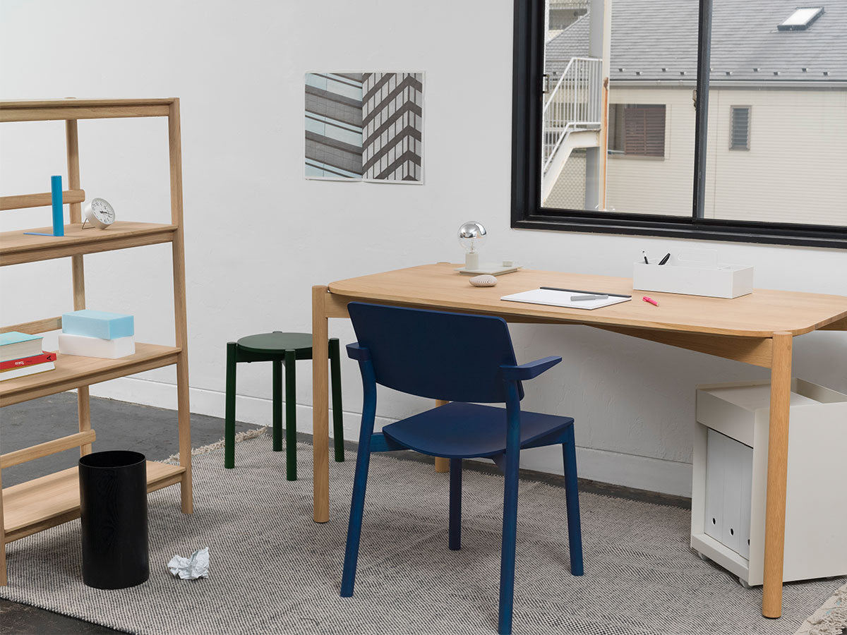 Tabouret Castor Plus vert à côté d'un bureau en chêne, avec chaise bleue et étagère | Antifer