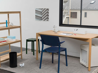 Tabouret Castor Plus vert à côté d'un bureau en chêne, avec chaise bleue et étagère | Antifer