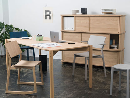 Tabouret Castor Plus gris dans un bureau, avec table en chêne, chaises et buffet | Antifer