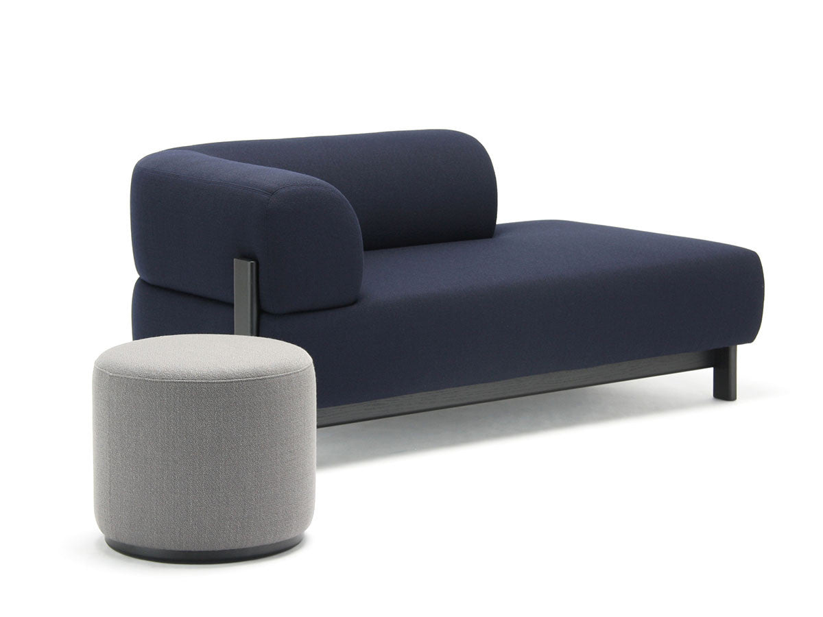 Pouf Elephant écru devant une méridienne Elephant bleu marine — vue studio n°8 | Antifer