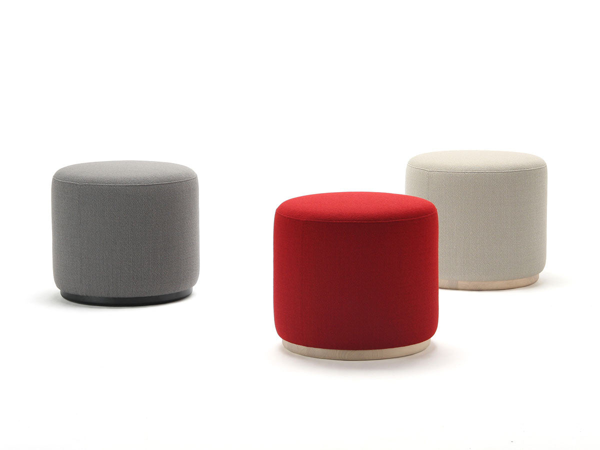 Trois poufs Elephant gris, rouge et écru à socle en châtaignier, Christian Haas — vue studio n°1 | Antifer