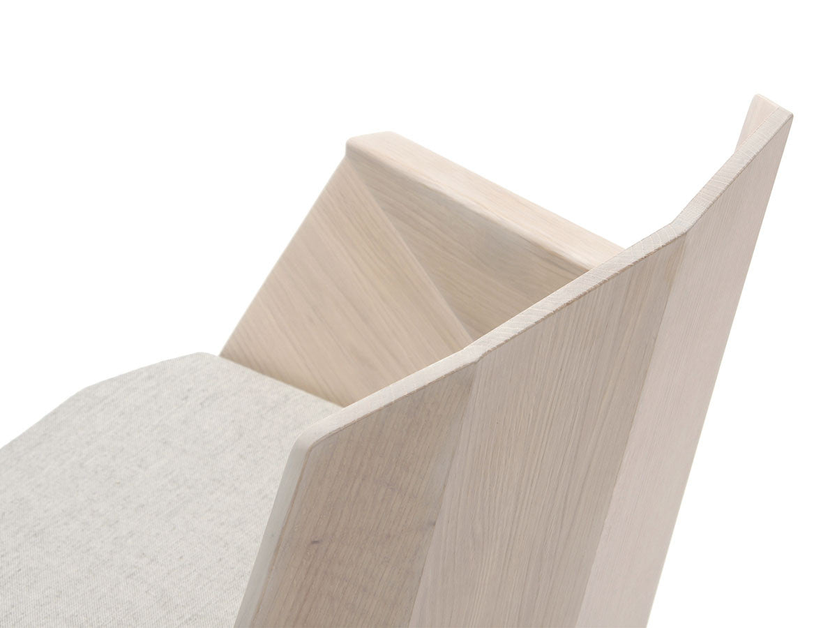 Fauteuil Colour Wood — détail en plongée du dossier facetté et de la jonction des accotoirs | Antifer