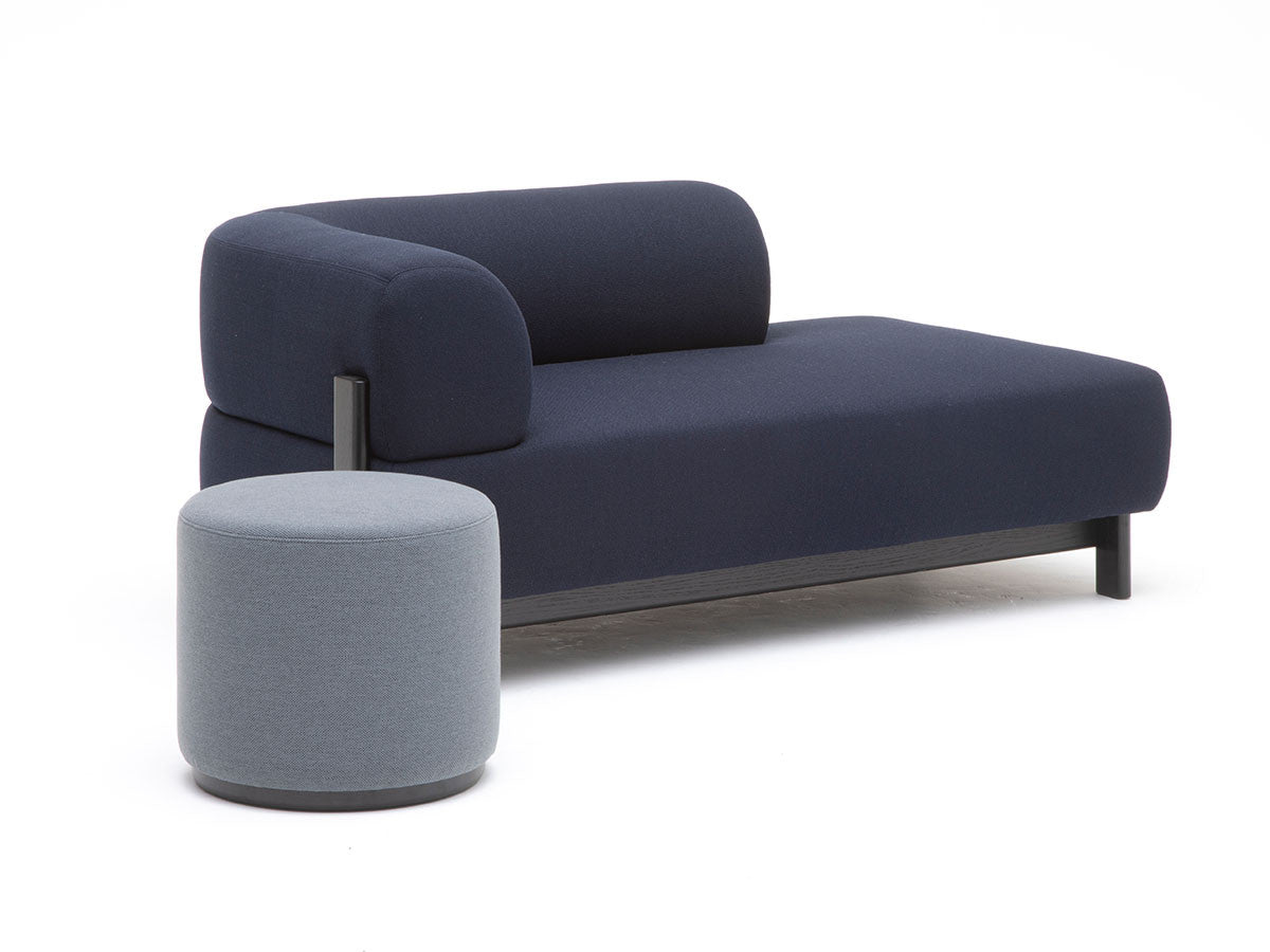 Pouf Elephant gris clair devant une méridienne Elephant bleu marine — vue studio n°7 | Antifer