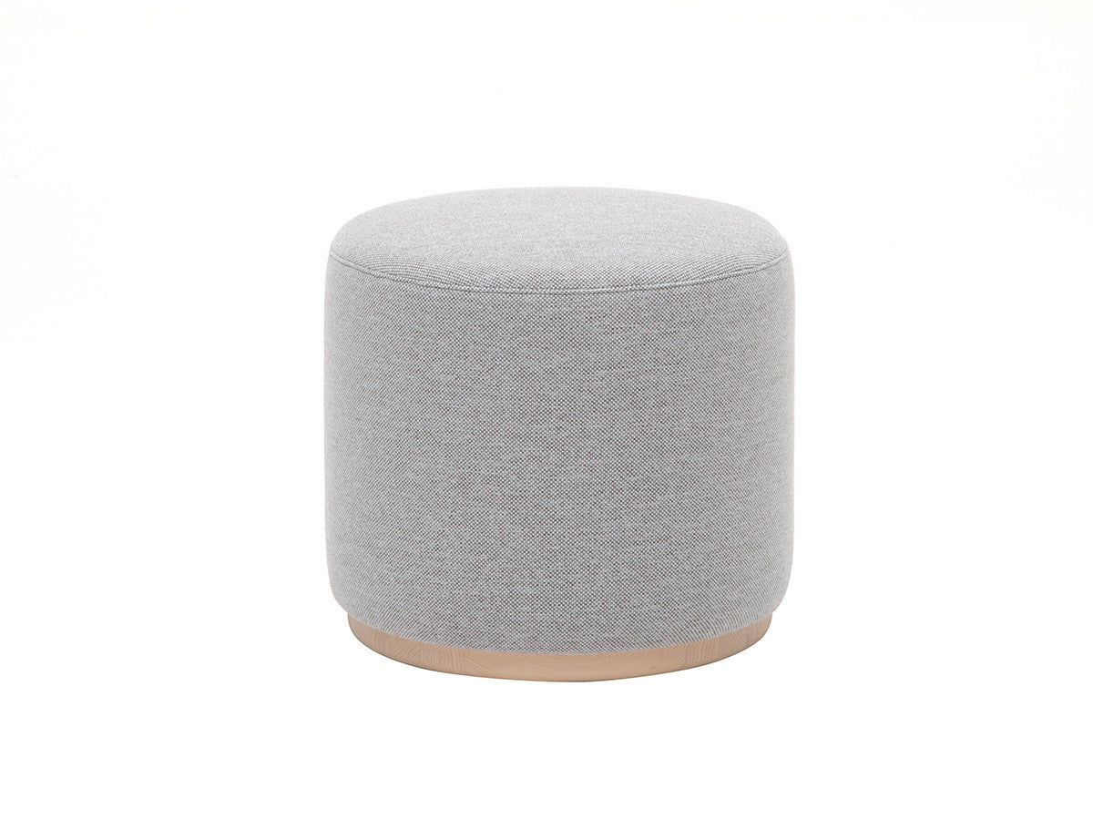 Pouf Elephant bleu pâle à socle châtaignier naturel, Christian Haas — vue studio n°3 | Antifer