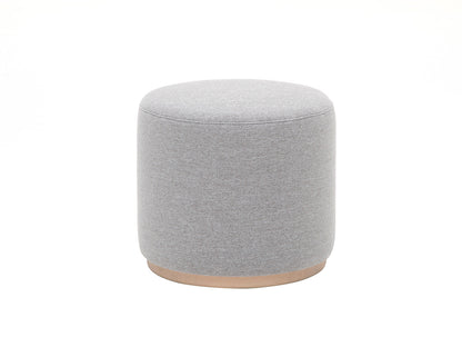 Pouf Elephant bleu pâle à socle châtaignier naturel, Christian Haas — vue studio n°3 | Antifer
