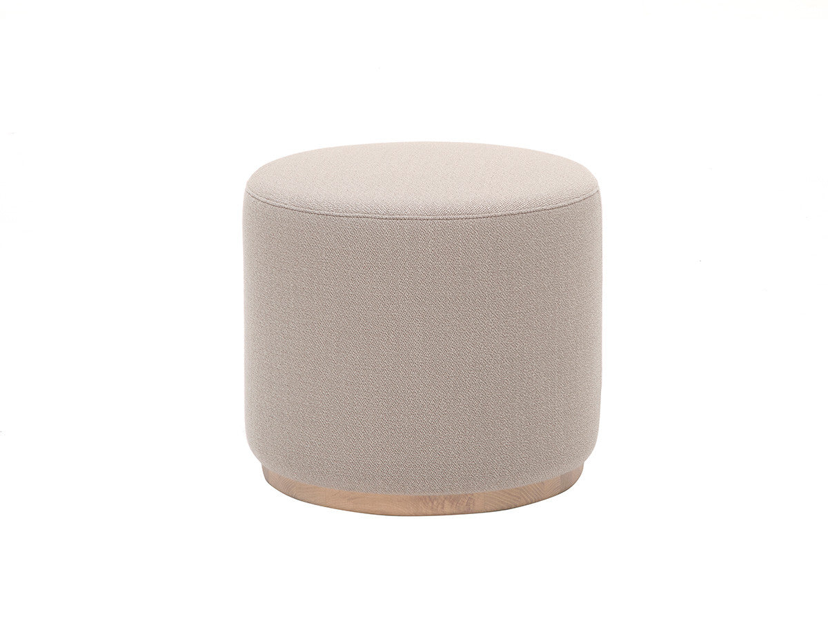 Pouf Elephant écru à socle châtaignier naturel, Christian Haas — vue studio n°2 | Antifer