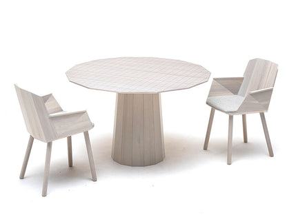 Deux fauteuils Colour Wood en châtaignier autour d'une table ronde à plateau facetté — vue studio n°16 | Antifer