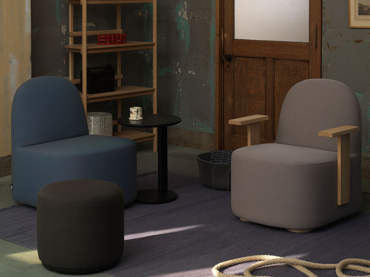 Poufs Elephant noir et fauteuils Elephant bleus dans un intérieur patiné, avec guéridon | Antifer