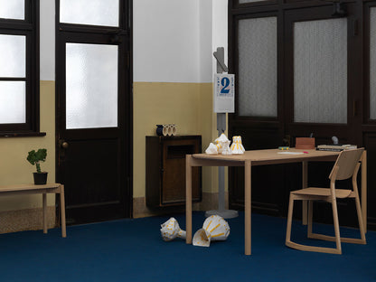 Banc de table Castor en chêne dans une salle claire au tapis bleu, avec table et chaise | Antifer