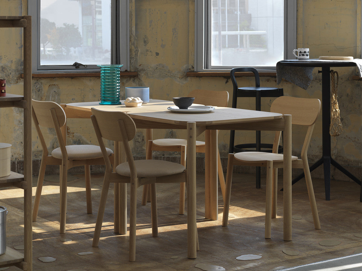 Salle de café lumineuse meublée de chaises Castor, tabourets de bar contre la fenêtre | Antifer