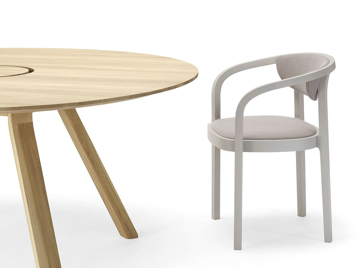 Table ronde Spectrum ST 160 en chêne avec chaise Chesa grise, Geckeler Michels — vue studio rapprochée n°2 | Antifer