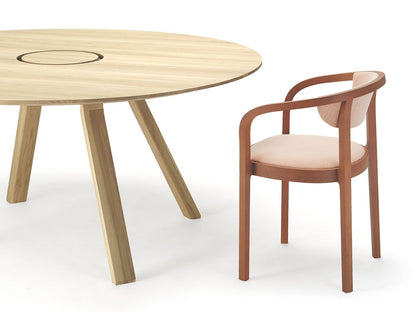 Table ronde Spectrum ST 160 en chêne avec chaise Chesa terracotta, Geckeler Michels — vue studio n°5 | Antifer
