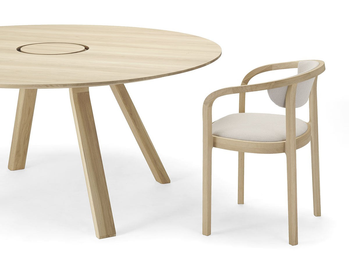 Table ronde Spectrum ST 160 en chêne avec chaise Chesa en chêne naturel, Geckeler Michels — vue studio n°4 | Antifer