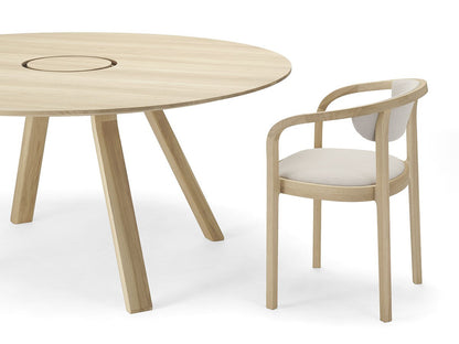 Table ronde Spectrum ST 160 en chêne avec chaise Chesa en chêne naturel, Geckeler Michels — vue studio n°4 | Antifer