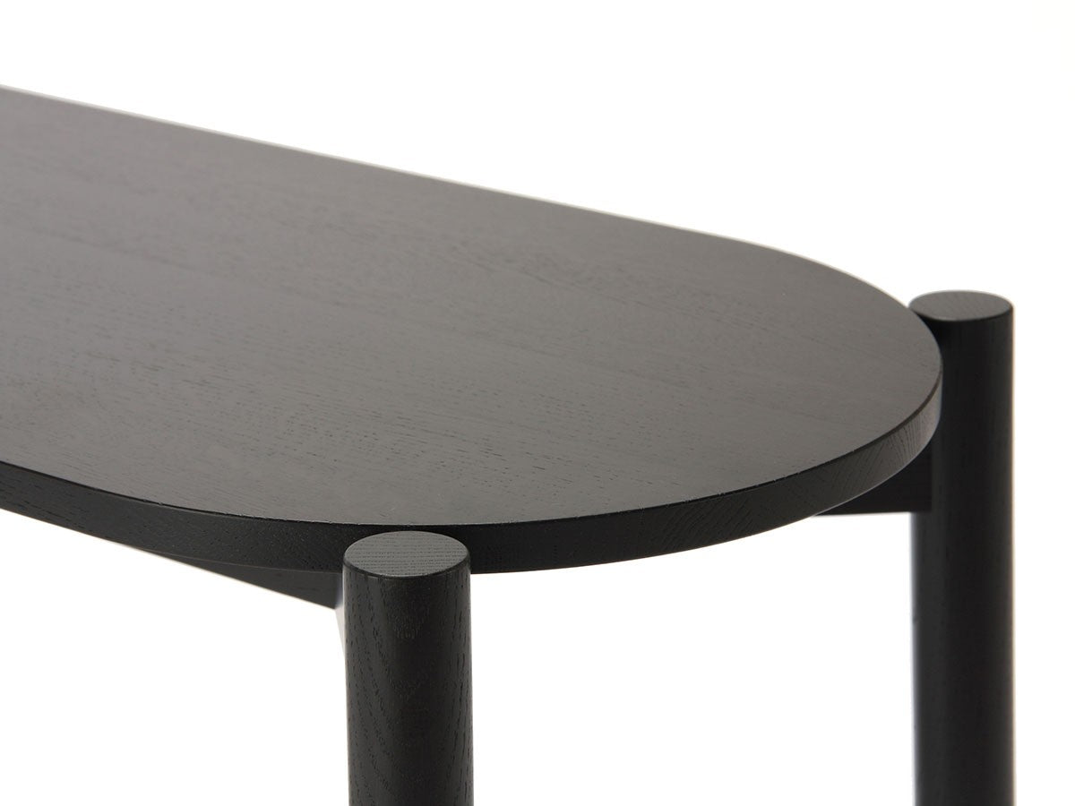 Banc de table Castor — détail du chant de l'assise noire et de l'assemblage du pied | Antifer