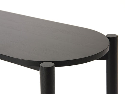 Banc de table Castor — détail du chant de l'assise noire et de l'assemblage du pied | Antifer