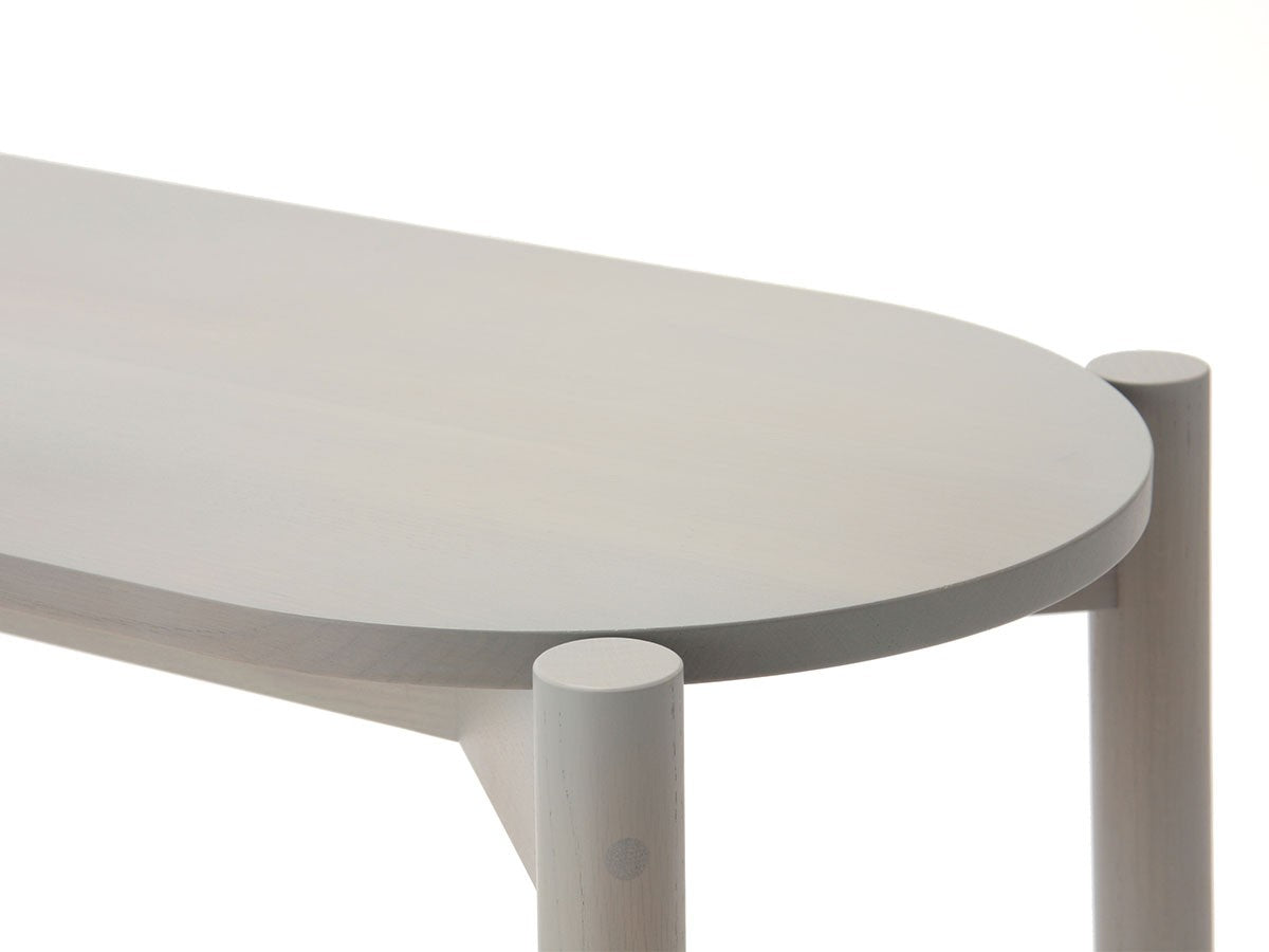 Banc de table Castor — détail du chant de l'assise grise et de l'assemblage du pied | Antifer