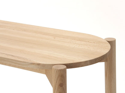 Banc de table Castor — détail du chant de l'assise en chêne et de l'assemblage du pied | Antifer