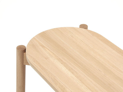 Banc de table Castor — détail de l'assise en chêne arrondie et de son pied cylindrique | Antifer