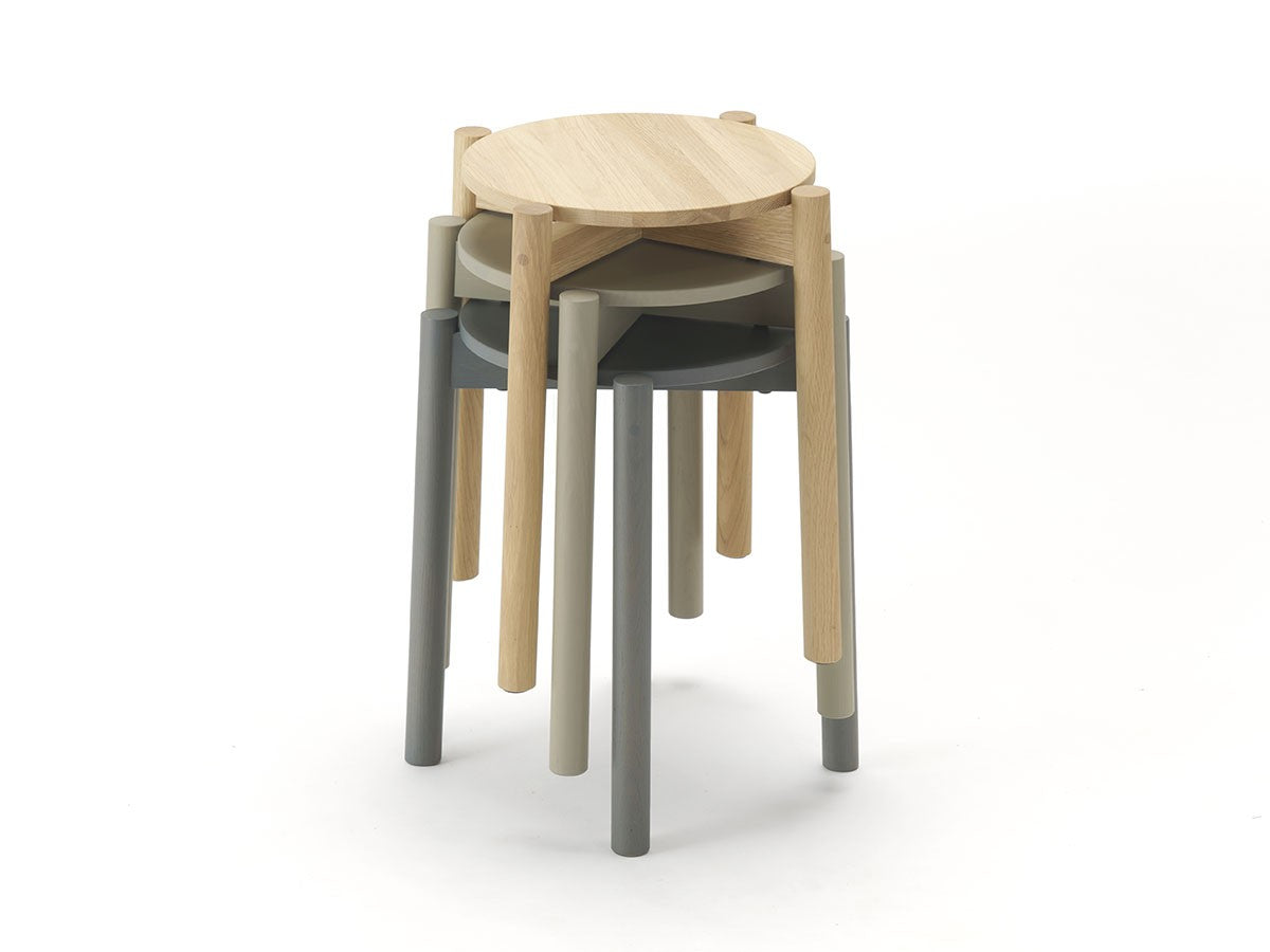 Trois tabourets Castor Plus empilés, finitions chêne, verte et grise — vue studio n°10 | Antifer