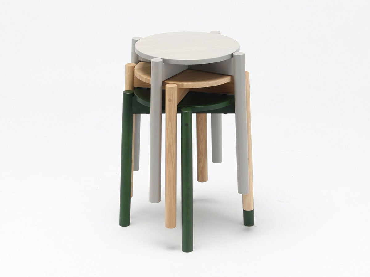 Quatre tabourets Castor Plus empilés, finitions blanche, verte, chêne et grise — vue studio n°13 | Antifer