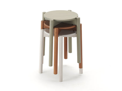 Quatre tabourets Castor Plus empilés, finitions vert-de-gris, terracotta et blanche — vue studio n°12 | Antifer