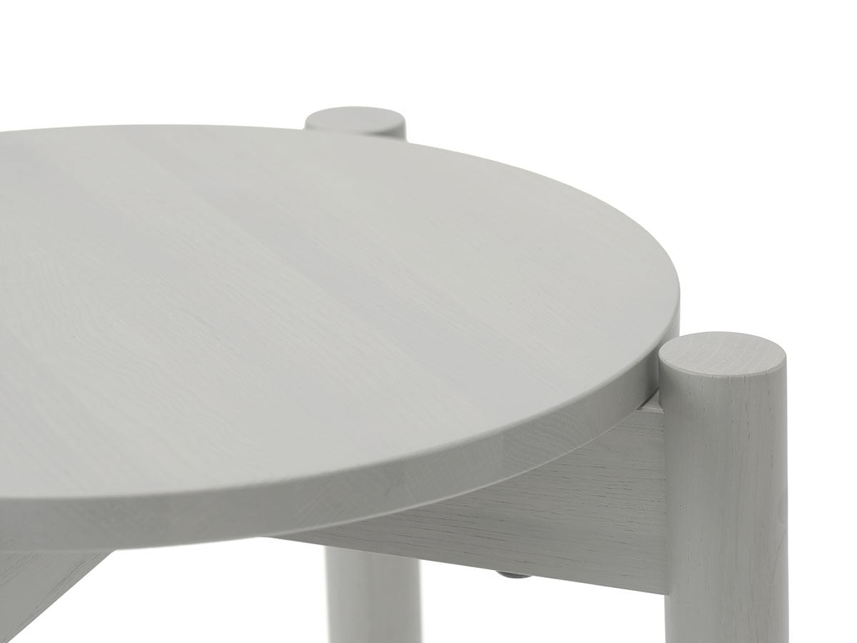 Tabouret Castor Plus — détail de l'assise ronde gris clair et des tenons apparents | Antifer