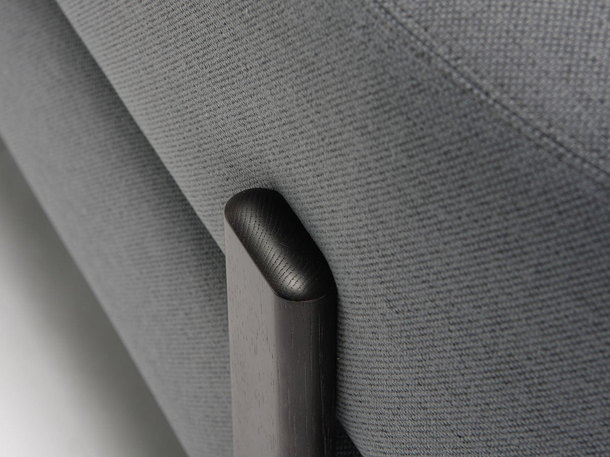 Fauteuil Elephant 1 place — détail rapproché du tissu gris et du montant en châtaignier teinté | Antifer