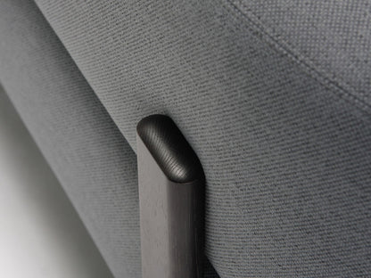 Fauteuil Elephant 1 place — détail rapproché du tissu gris et du montant en châtaignier teinté | Antifer