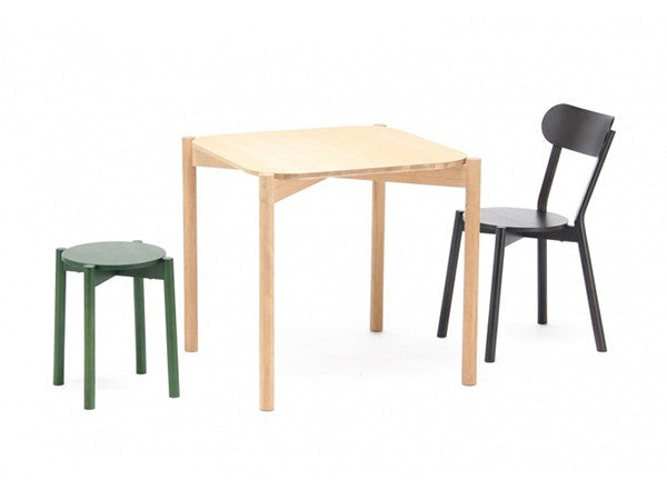 Tabouret Castor Plus vert à côté d'une table Castor et d'une chaise noire — vue studio n°9 | Antifer