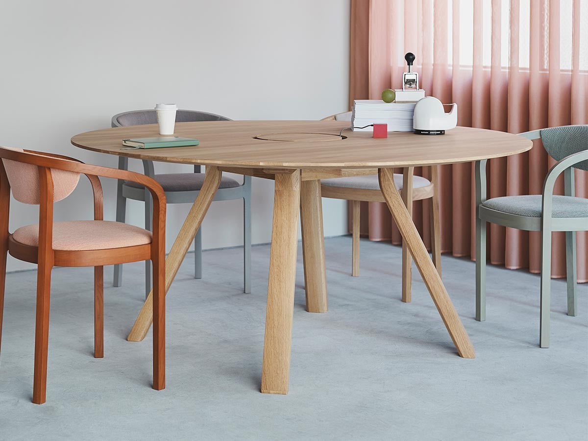 Table ronde Spectrum ST 160 entourée de chaises Chesa terracotta et grises — Karimoku New Standard | Antifer