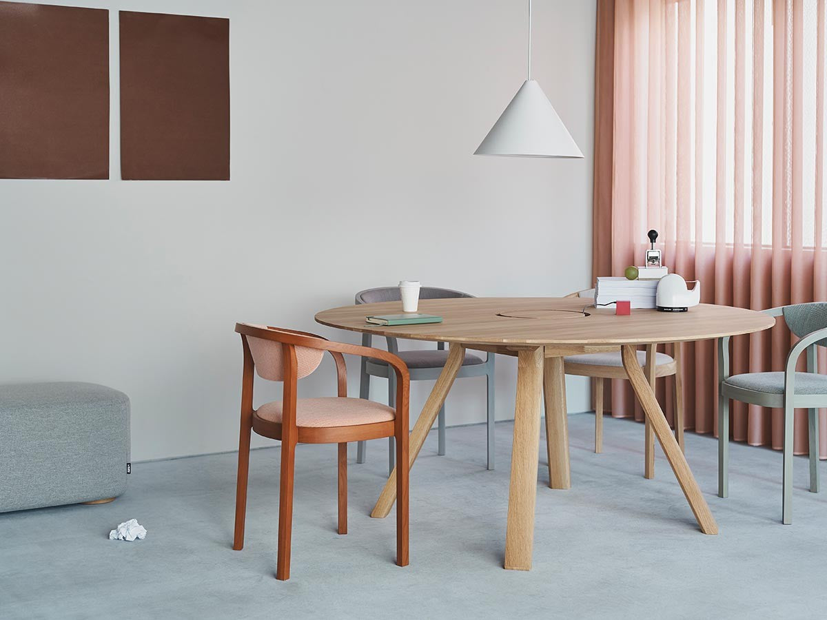 Table ronde Spectrum ST 160 dans une salle à manger à rideau rose, avec chaises Chesa — Karimoku New Standard | Antifer