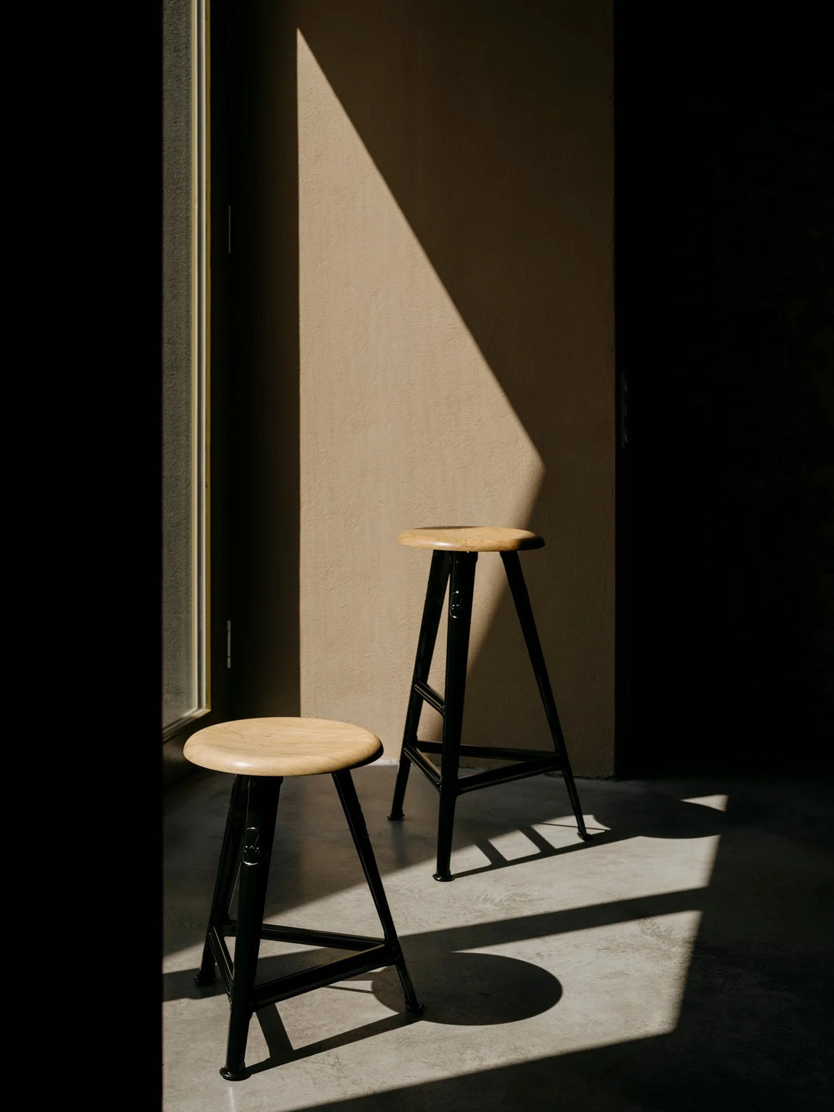 Tabouret haut Rowac Schemel 75 cm en situation cuisine — acier riveté — Antifer